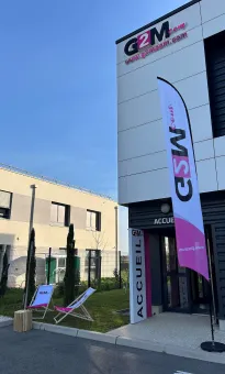 PLV et signalétique personnalisées pour entreprise : supports visibles, impactants et adaptés à vos espaces de vente, événements et points d’accueil. Valorisez votre image avec G2M.