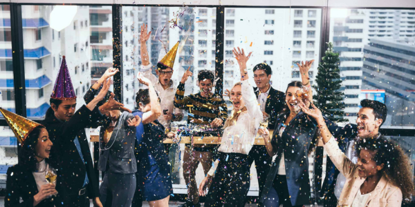 Anniversaire d’entreprise : guide complet pour organiser une soirée réussie + idées d’animations